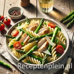 Hyper-realistische foodfoto van een pastasalade met fusilli, gegrilde kipreepjes, groene asperges en gehalveerde cherrytomaten in een lichte keramische schaal op een rustieke houten tafel. De salade is afgewerkt met Parmezaanse kaasschaafsel, verse basilicum en een glanzende citroen-kruidendressing. Op de achtergrond staan een glas witte wijn, rauwe asperges, een schaaltje peper en een linnen servet in warm natuurlijk daglicht met een frisse, zomerse premium food magazine uitstraling.