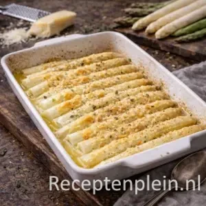 Aspergeschotel met Parmezaanse kaas op rustieke houten tafel