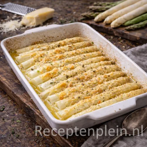 Aspergeschotel met Parmezaanse kaas op rustieke houten tafel