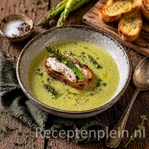 Romige Aspergesoep met Kip en Knoflookcrostini op rustieke houten tafel