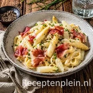 Romige Tagliatelle met Asperges en Parmaham op rustieke houten tafel