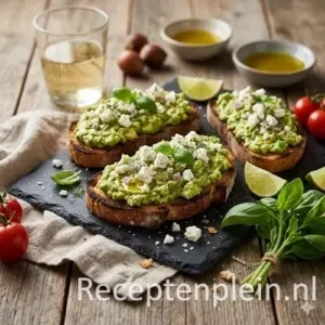 avocado feta bruschetta op een rustieke houten tafel.