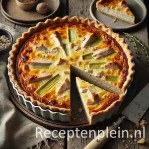 Natuurlijk ogende foodfoto van een huisgemaakte gerookte kip quiche in een keramische ovenschaal met goudbruine korst en een uitgesneden punt, zichtbaar gevuld met kip en prei, geserveerd op een rustieke houten tafel met kruimels, taartschep en linnen doek in zacht daglicht.