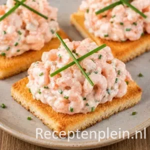 Snel Garnalentoastje op een rustieke houten tafel