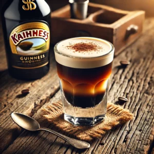 Een rustieke oude houten tafel met een Baby Guinness shooter in een helder shotglas. De likeur is mooi gelaagd: onderaan donkerbruine Kahlua en bovenop een roomkleurige laag Baileys. Een theelepel ligt ernaast in sfeervolle barverlichting.