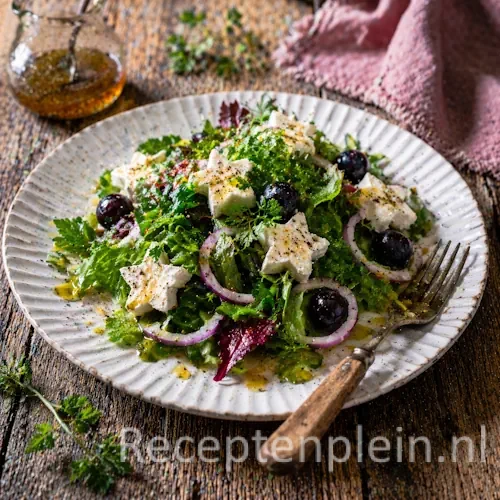 Kruidensalade met Geitenkaas en Sherrydressing op rustieke houten tafel