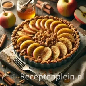 Een kleine ronde ontbijttaart met knapperige speltgranola bodem, belegd met warme appelpartjes met kaneel, geserveerd in een bakvormpje op een rustieke houten tafel met kruimels en een vork ernaast.