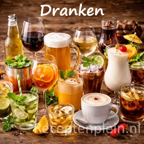 Dranken recepten met verschillende warme en koude dranken op een rustieke houten tafel