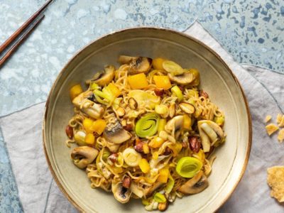 Gewokte five spice rijst met gerookte kip en paddestoelen