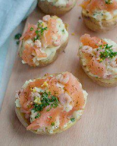 Aardappel in de schil met gerookte zalm