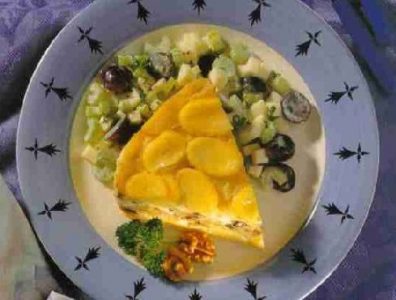 Aardappelschotel met blauwe kaas en walnoten