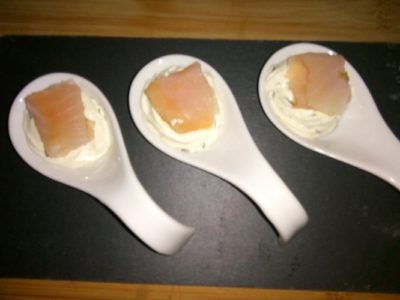 Amuse van roomkaas met gerookte zalm