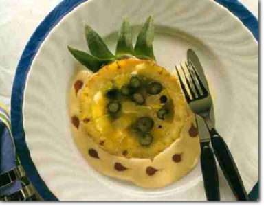 Ananas gevuld met gembergelei en zwarte bessen met vanillesaus