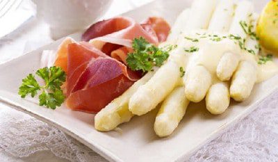 Asperges, Hollandaise Saus, ham en Ei