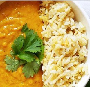 Ayurvedische bonensoep met wortels en komijn