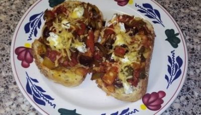 Brood met paprika, bacon, olijven en geitenkaas uit de oven
