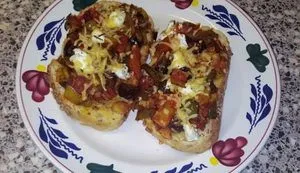 Brood met paprika, bacon, olijven en geitenkaas uit de oven