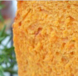 Brood met tomatensap, zongedroogde tomaten en rozemarijn