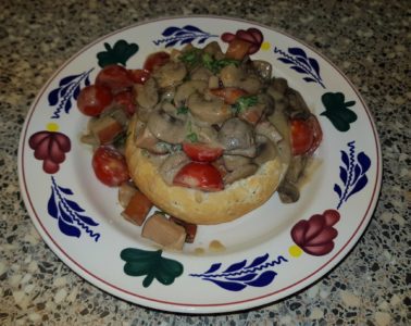Champignon pruttelpotje in een Italiaanse bol