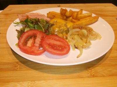 Cheeseburger op een bordje