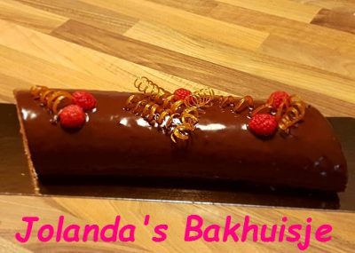 Chocolade rolbiscuit met karamelroom, frambozen en ganache