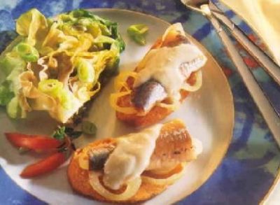 Ciabattabrood met nieuwe haring en muscadet-botersaus