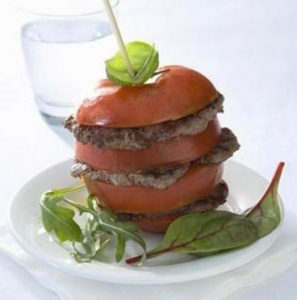 Clubgehakt met tomaten, balsamico en basilicum