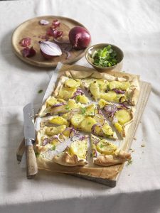 Flammkuchen met aardappel en rode ui
