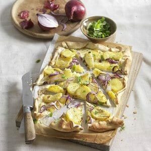 Flammkuchen met aardappel en rode ui