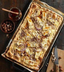 Flammkuchen met geitenkaas hazelnoten en honing