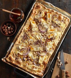 Flammkuchen met geitenkaas hazelnoten en honing