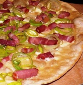 Flammkuchen met ham en ui