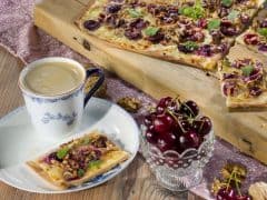 Flammkuchen met kersen en marsepein