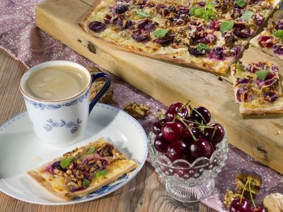 Flammkuchen met kersen en marsepein