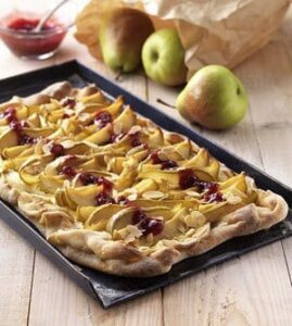 Flammkuchen met peren en veenbessenjam