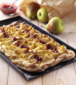 Flammkuchen met peren en veenbessenjam