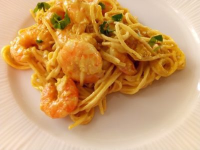 Garnalen in kerrie-kokossaus met rijstnoedels