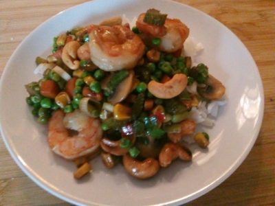 Garnalen met cashewnoten op oosterse wijze