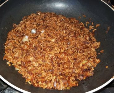 Gebakken bruine rijst