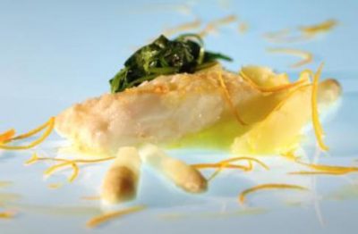 Gebakken pollak met sinaasappel, asperges en spinazie