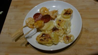 Gegratineerde aardappel met een spiesje