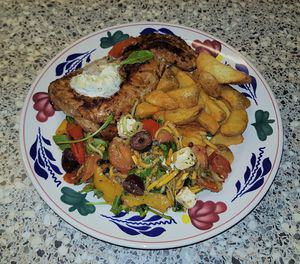 Gele courgette salade met zelf geroosterde paprika en tomaat met witte kaas