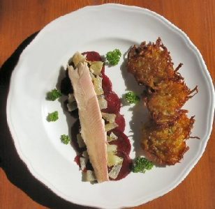 Gerookte forel met aardappelkoekjesi en rode biet