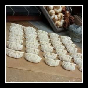 Gyoza gevuld met Gehakt in Glass Noodle soep Lees meer: https://www.mijnzuskooktvandaag.nl/products/gyoza-gevuld-met-gehakt-in-glass-noodle-soep/