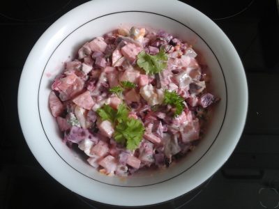 Hollandse Haringsalade met rauwe bietjes