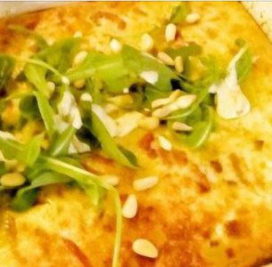 Hartige taart met doperwten en pesto
