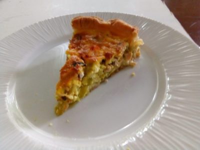 Hartige taart met zalm, garnalen en prei