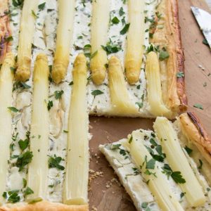 Plaattaart met asperges en geitenkaas