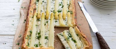 Plaattaart met asperges en geitenkaas
