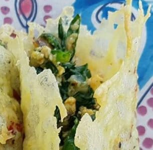 Kaaswraps gevuld met gebakken ui, champignons, spinazie en ei
